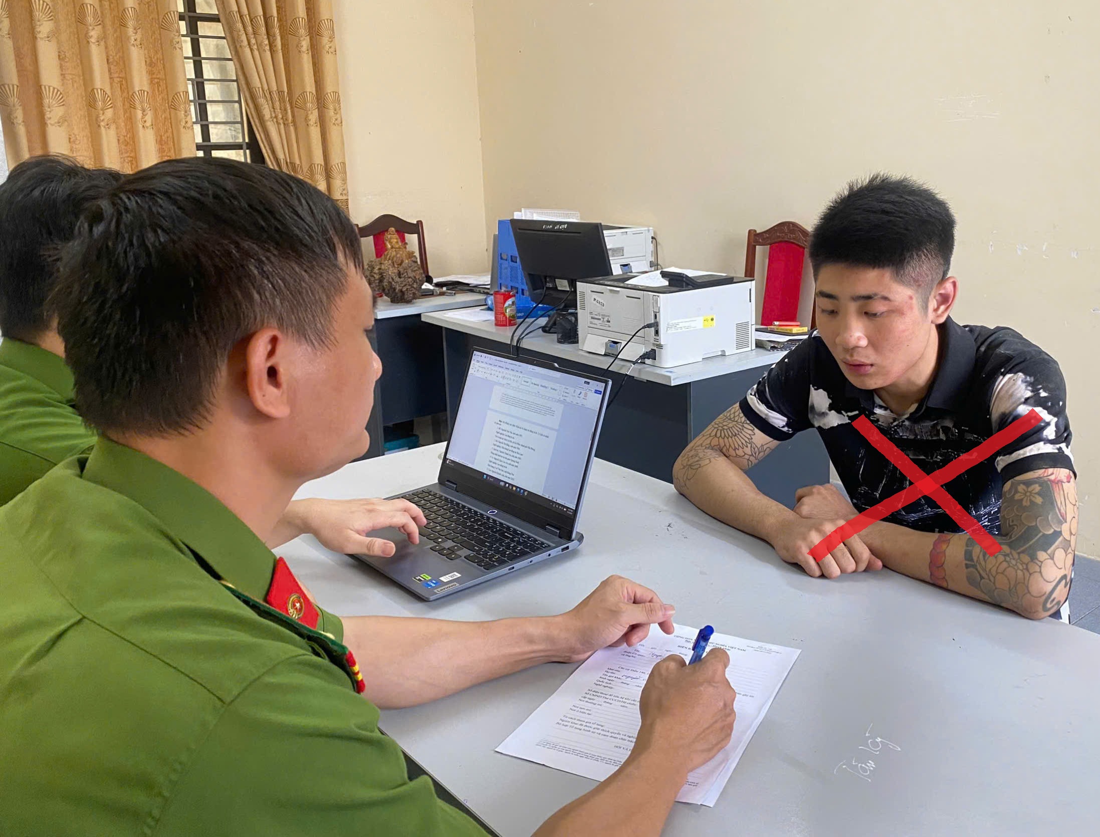 Công an xã Tân Kỳ: Điều tra, bắt giữ đối tượng lừa chiếm điện thoại của tài xế taxi